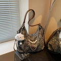 Sac Hobo floral gris foncé avec bandoulière en cuir marron et breloque en peluche - Noir