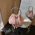 Sac seau matelassé rose avec strass, poignée argentée et breloques perles - Rose Avec Poignée