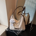Sac fourre-tout beige avec bandoulières en cuir marron et chaîne de perles élégante - Blanc Cassé