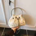 Sac seau matelassé blanc avec strass, poignée en métal et détails de cordon en perles - Blanc avec poignée