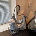 Sac à bandoulière en denim floral bleu avec brides en cuir et chaîne de perles - Bleu