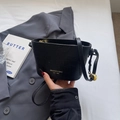Chique zwarte bucket bag met krokodillenreliëf, gouden details en schouderriem - Zwart