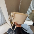 Chique beige bucket bag met krokodillenpatroon, gouden hartje en dunne schouderriem - Off-wit