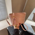Roze mini emmertas met krokodillenpatroon, gouden maan hanger en schouderband - Roze