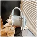Sac cylindre bleu clair en cuir plissé avec nœud en dentelle perlée et bandoulière - Bleu avec Pendentif