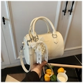 Sac cylindrique blanc crème en cuir plissé avec breloque en dentelle et cœur - Blanc avec pendentif