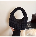 Sac nuage matelassé noir avec poignée plissée et fermeture éclair en métal argenté chic - Noir