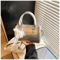 Sac Boston argenté à plis métalliques avec nœud en dentelle blanche et bandoulière - Argent (Avec Pendentif)
