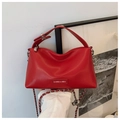 Rode minimalistische grote lederen crossbodytas met zilveren ketting en merkplaatje - Rood