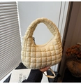 Sac nuage matelassé jaune pâle à texture douce, porté épaule ou à la main - Jaune clair