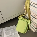 Minimalistische hellgrüne Nylon-Umhängetasche mit Kordelzug und Reißverschluss - Grün