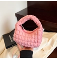 Sac nuage matelassé rose avec texture à bulles plissée et fine bandoulière amovible - Rose
