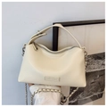 Minimalistische roomwitte lederen handtas met metalen ketting en bovenste handvat - Off-wit