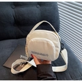 Minimalistische cremeweiße Segeltuchtasche mit breitem Gurt und Reißverschluss - Gebrochenes Weiß
