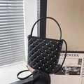 Secchiello trapuntato nero chic con strass luccicanti e tracolla a catena - Nero