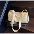 Bolso bandolera minimalista amarillo crema tipo almohada con correa ajustable y detalles plateados - Blanco Roto