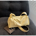 Bolso bandolera amarillo claro de cuero texturizado con correa ancha y ajustable - Amarillo