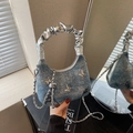 Blaue Denim-Handtasche mit silbernen Schmetterlingen und metallischem Rüschengriff - Denim-Blau