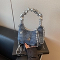 Blaue Denim-Tasche mit silbernen Schmetterlingen und metallischem Falten-Griff - Königsblau