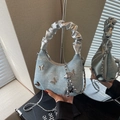 Hellblaue Denim-Hobo-Tasche mit silbernen Schmetterlingsakzenten und Strassdetails - Himmelblau