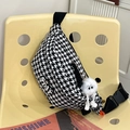 Brusttasche mit Hahnentrittmuster, STAY-Stickerei und niedlichem Monster-Plüsch-Anhänger - Schwarz mit Anhänger