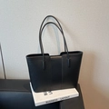 Grand sac cabas classique en cuir noir avec coutures verticales et fermeture éclair robuste - Noir