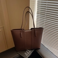 Grand sac cabas cuir marron foncé avec texture grainée et fines bretelles d'épaule - café