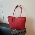 Grand sac cabas rouge en cuir à texture litchi avec de fines bandoulières - Bordeaux