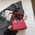 Élégant sac à main rouge en cuir tressé avec ferrures dorées et bandoulière amovible - Sans Pendentif / Bordeaux