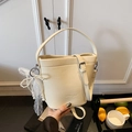 Bolso bombonera blanco crema en cuero lichi con colgante decorativo de lazo y perla - Blanco con colgante