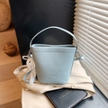 Bolso tipo cubo azul claro en cuero granulado con adorno de perlas y letras moda - Azul con Colgante