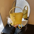 Elegante borsa a secchiello gialla in pelle con ciondolo di perle e pizzo - Giallo con Ciondolo