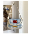 Détail du sac selle vichy bleu avec broderie pomme rouge et bandoulière blanche élégante - Blanc