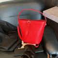 Borsa a secchiello rossa in pelle motivo litchi con fibbia argentata e tracolla - Rosso (Senza Ciondolo)