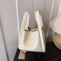 Μινιμαλιστική κρεμ λευκή τσάντα bucket με ανάγλυφο κροκόδειλο, χρυσό λογότυπο και λαβές - Ζαχαρί