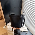 Borsa a secchiello nera in pelle martellata con manico e tracolla regolabile trendy - Nero senza Ciondolo