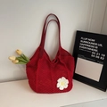 Borsa tote rossa all'uncinetto con margherita bianca e tracolle lunghe eleganti - Rosso
