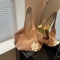 Borsa tote in paglia con fiore bianco all'uncinetto e manici in pelle marrone chiaro - Cachi