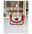Détail de la broderie pomme rouge et slogan Not Anxious sur sac à carreaux bleu - Rouge