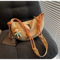 Bolso hobo beige con correa de cuerda tejida tricolor y un pequeño colgante de muñeca - Con Colgante / Caqui