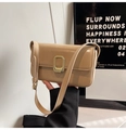 Detalle de bolso bandolera rectangular beige claro con hebilla de metal dorado texturizado - Caqui