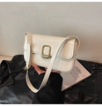 Bolso de hombro cuadrado beige chic con hebilla de anillo dorada y correa delgada - Blanco