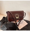 Bolso de hombro minimalista en cuero brillante marrón oscuro con hebilla dorada vintage - Marrón