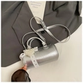 Détail du sac cylindre argenté avec pendentif cœur en perles et bordure en dentelle - Argenté