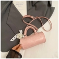 Sac à bandoulière cylindrique rose avec breloque cœur en perles et ruban décoratif - Rose