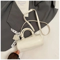Dettaglio borsa a cilindro bianca con texture lucida e ciondolo a cuore perlato - Bianco Sporco