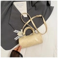 Détail du sac cylindre crème avec texture PU froissée vintage et breloque cœur en perles - Jaune