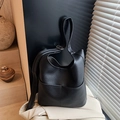Borsa a secchiello in pelle martellata nera con tracolla larga e fibbia argento - Nero