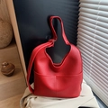 Grande borsa a secchiello rossa in ecopelle con trama a grana e tracolla regolabile - Rosso