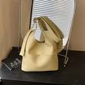 Borsa hobo retrò beige crema con motivo litchi, tracolla regolabile e tasche laterali - Giallo